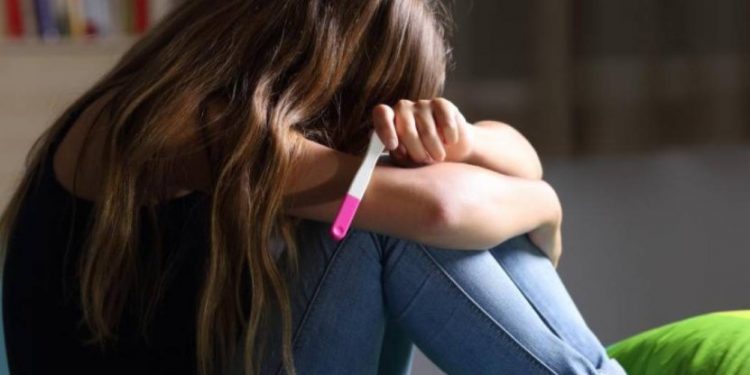 Alldaynews.gr Θεσσαλονίκη: Με επίπληξη τη γλίτωσε ο 21χρονος που έκανε έρωτα με 12χρονη και την άφησε έγκυο!