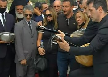 Μπάσης, Ασλανίδου και Πέγκυ Ζήνα τραγούδησαν στο «τελευταίο αντίο» στον Μίκη Θεοδωράκη