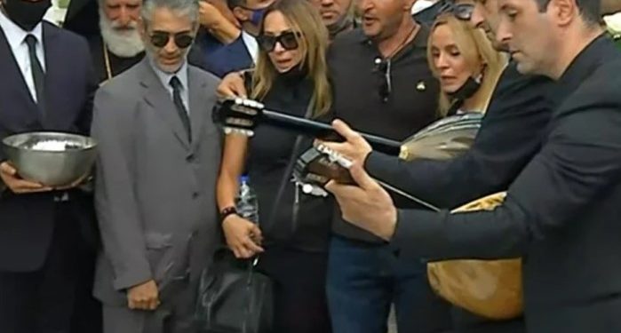 Μπάσης, Ασλανίδου και Πέγκυ Ζήνα τραγούδησαν στο «τελευταίο αντίο» στον Μίκη Θεοδωράκη