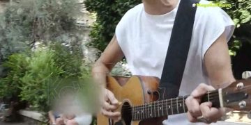 Πασίγνωστος παίκτης ριάλιτι ζει τραγουδώντας στην Ερμού![video]