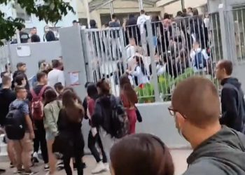 Θεσσαλονίκη: Επεισόδια και άγριο ξύλο με καδρόνια έξω από σχολείο-Δύο φοιτητές σοβαρά τραυματισμένοι