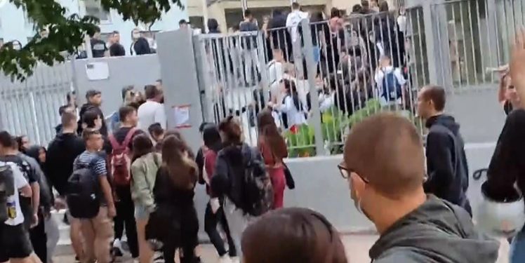 Alldaynews.gr Θεσσαλονίκη: Επεισόδια και άγριο ξύλο με καδρόνια έξω από σχολείο-Δύο φοιτητές σοβαρά τραυματισμένοι
