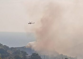 Φωτιά στην Κερατέα-Εκκενώθηκε οικισμός[video]