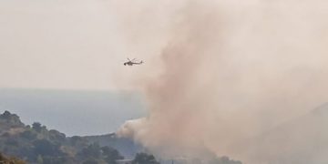 Φωτιά στην Κερατέα-Εκκενώθηκε οικισμός[video]