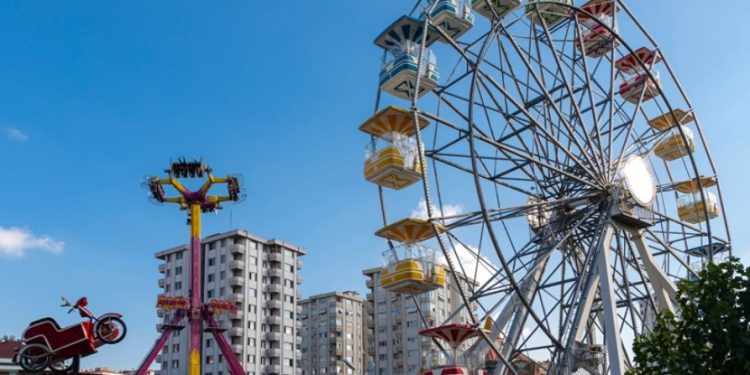 Alldaynews.gr Τραγικό συμβάν: Νεαρό κορίτσι «πνίγηκε με τον εμετό του» και πέθανε σε παιχνίδι σε λούνα παρκ