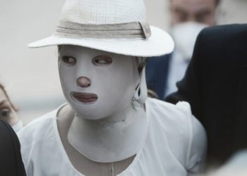 Επίθεση με βιτριόλι: Έφτασε στο δικαστήριο η Ιωάννα Παλιοσπύρου με ειδική μάσκα[Σοκαριστικές Εικόνες]