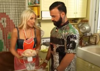 “Κάτι ξαναψήνεται”-Κονδυλάτος: Έπλυνε το κοτόπουλο με το σφουγγαράκι για τα πιάτα[video]