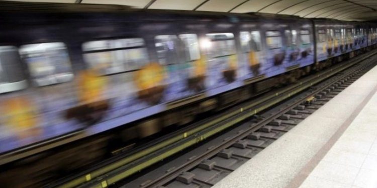 Τραγικός θάνατος 41χρονης – Σκοτώθηκε μπροστά στα μάτια του φίλου της όταν πιάστηκε το λουρί του σκύλου της στο Μετρό