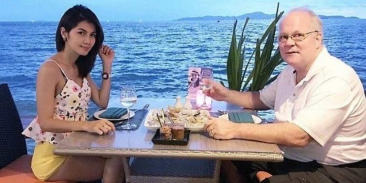 Alldaynews.gr 72χρονος παππούς παντρεύτηκε “καυτή” 33χρονη: Την πρώτη νύχτα κατάλαβε το μεγάλο του λάθος