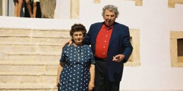 Το σπίτι της Τσεσμελιάς μάνας του Μίκη στη Μικρασία και η επίσκεψη του σε αυτό