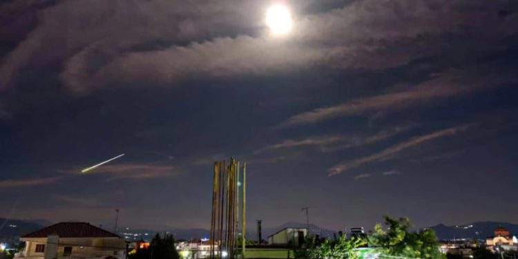 Alldaynews.gr Έγινε η νύχτα μέρα στην Αττική από πτώση μετεώρου(video)