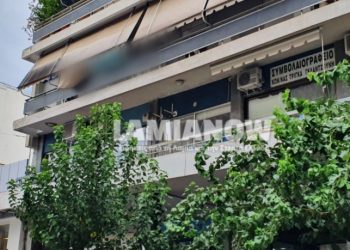 Θρίλερ Τώρα στη μικρή κοινωνία: Είδαν τον 41χρονο να κρέμεται στο μπαλκόνι[Φωτογραφίες]