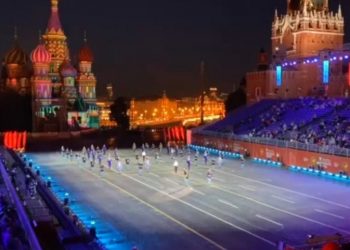 Μίκης Θεοδωράκης-Μόσχα: Με μεγαλοπρέπεια και συγκίνηση τιμήθηκε στην Κόκκινη Πλατεία[video]