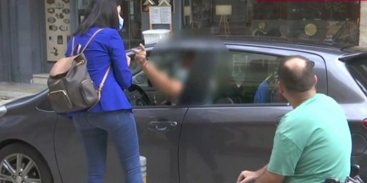 Alldaynews.gr Θρασύτατoς οδηγός έκλεισε τον δρόμο σε ΑΜΕΑ και τους έβριζε: «Άντε χε…, βρω…» (vid)