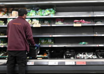 Alldaynews.gr Αγγλία: Χαμός με τα άδεια ράφια σε σούπερ μάρκετ και μαγαζιά