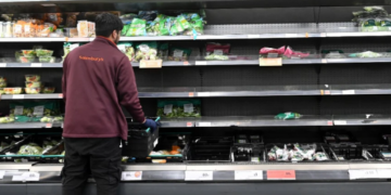 Alldaynews.gr Αγγλία: Χαμός με τα άδεια ράφια σε σούπερ μάρκετ και μαγαζιά