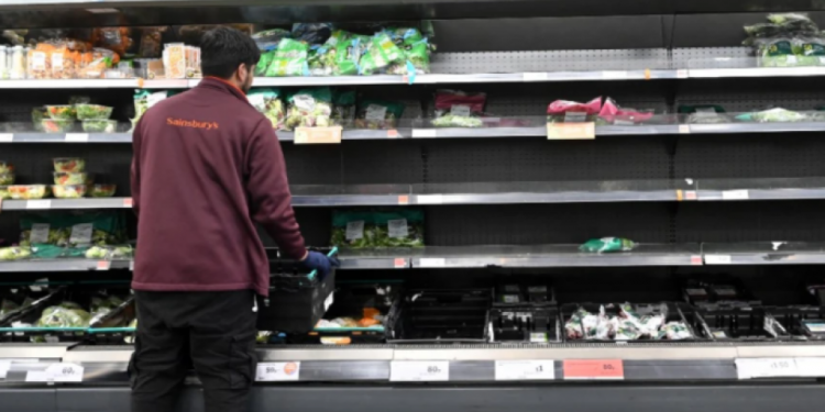 Alldaynews.gr Αγγλία: Χαμός με τα άδεια ράφια σε σούπερ μάρκετ και μαγαζιά