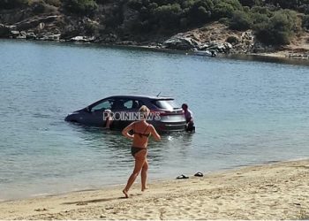Καβάλα: Αυτοκίνητο πήγε… για μπάνιο μετά από λυμένο χειρόφρενο σε παραλία του Δήμου Παγγαίου (φωτο)