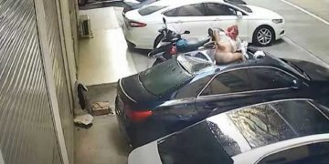 Alldaynews.gr Έκαναν έρωτα στο μπαλκόνι και έπεσε στο κενό – Απίστευτο video