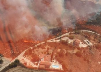 Ανεξέλεγκτη η φωτιά στην Πάφο – Εκκενώνεται το χωριό Θρυνιά