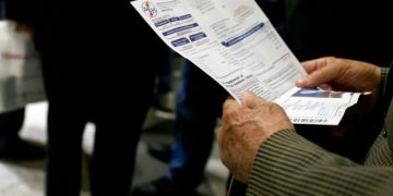 Έκπτωση και επιδότηση στο ρεύμα για όλους ανεξάρτητα από ληξιπρόθεσμες οφειλές – Τι θα συμβεί με τις ιδιωτικές εταιρίες