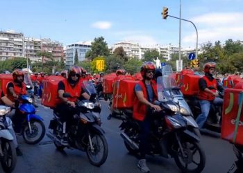 Μηχανοκίνητη πορεία από εργαζόμενους της efood στο κέντρο της Θεσσαλονίκης (video)