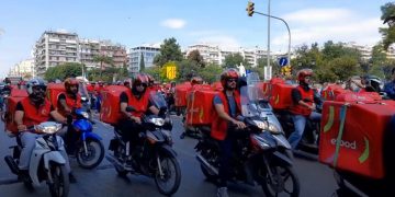 Alldaynews.gr Μηχανοκίνητη πορεία από εργαζόμενους της efood στο κέντρο της Θεσσαλονίκης (video)