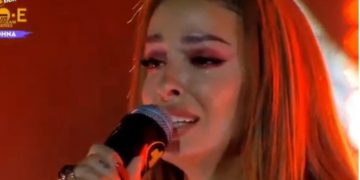 Ξέσπασε σε κλάματα στη σκηνή η Ελένη Φουρέιρα! Δεν μπορούσε να τραγουδήσει[video]