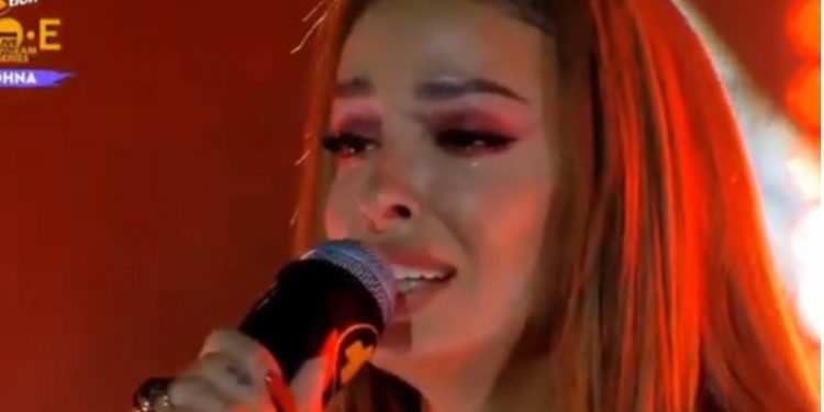 Ξέσπασε σε κλάματα στη σκηνή η Ελένη Φουρέιρα! Δεν μπορούσε να τραγουδήσει[video]