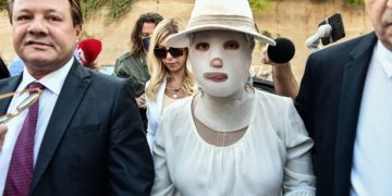 Επίθεση με βιτριόλι: Έφτασε στο δικαστήριο η Ιωάννα Παλιοσπύρου με ειδική μάσκα[Σοκαριστικές Εικόνες]