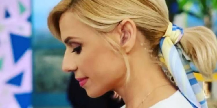 Σοκ για την Κατερίνα Καραβάτου: Κόλλησε ψείρες μαζί με την κόρη της Αέλια[photo]