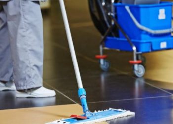 Καθαρίστρια βρήκε 100.000 ευρώ στο λογαριασμό της από λάθος, τα “έφαγε” σε λίγες ώρες και τώρα θα μπει φυλακή