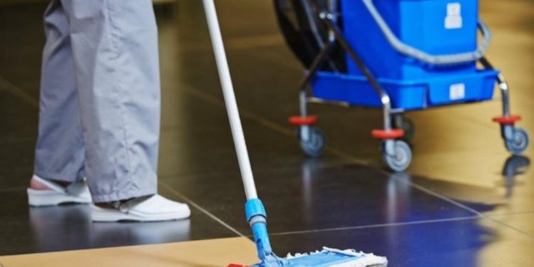 Καθαρίστρια βρήκε 100.000 ευρώ στο λογαριασμό της από λάθος, τα “έφαγε” σε λίγες ώρες και τώρα θα μπει φυλακή