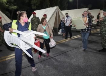 «Δεν έμεινε ποτήρι για να πιούμε νερό»: Σε σκηνές οι κάτοικοι Αρκαλοχωρίου μετά τον ισχυρό σεισμό, περιπολίες για να αποφευχθεί το πλιάτσικο