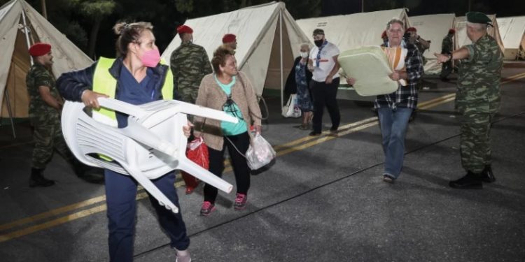 Alldaynews.gr «Δεν έμεινε ποτήρι για να πιούμε νερό»: Σε σκηνές οι κάτοικοι Αρκαλοχωρίου μετά τον ισχυρό σεισμό, περιπολίες για να αποφευχθεί το πλιάτσικο