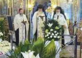 Λάρισα: Συγκίνηση για τα τρία αδέρφια που συλλειτούργησαν στην κηδεία της μητέρας τους