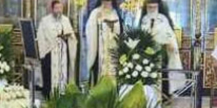 Alldaynews.gr Λάρισα: Συγκίνηση για τα τρία αδέρφια που συλλειτούργησαν στην κηδεία της μητέρας τους