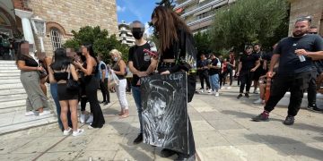 Mad Clip: Κηδεύεται ο τράπερ – Οι πρώτες εικόνες από τον Ιερό Ναό στο Παλαιό Φάληρο