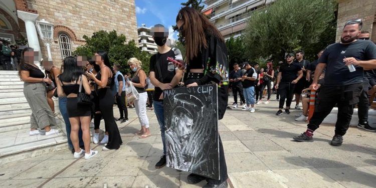 Mad Clip: Κηδεύεται ο τράπερ – Οι πρώτες εικόνες από τον Ιερό Ναό στο Παλαιό Φάληρο