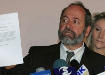 Το «ίνδαλμα» των αντιεμβολιαστών στην Κύπρο ανακοίνωσε πως θα κάνει το εμβόλιο και δέχεται απειλές για τη ζωή του