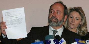 Alldaynews.gr Το «ίνδαλμα» των αντιεμβολιαστών στην Κύπρο ανακοίνωσε πως θα κάνει το εμβόλιο και δέχεται απειλές για τη ζωή του