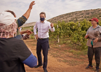 Ο Μητσοτάκης άκουγε τοπική ραδιοφωνική εκπομπή και βγήκε on air! Απολαυστικοί διάλογοι (video)