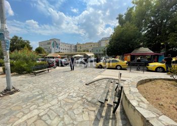 Επίθεση με καυστικό υγρό στη Νίκαια – Καρέ – καρέ οι κινήσεις του 58χρονου: «Σ’ το είπα, θα στο κάνω!»
