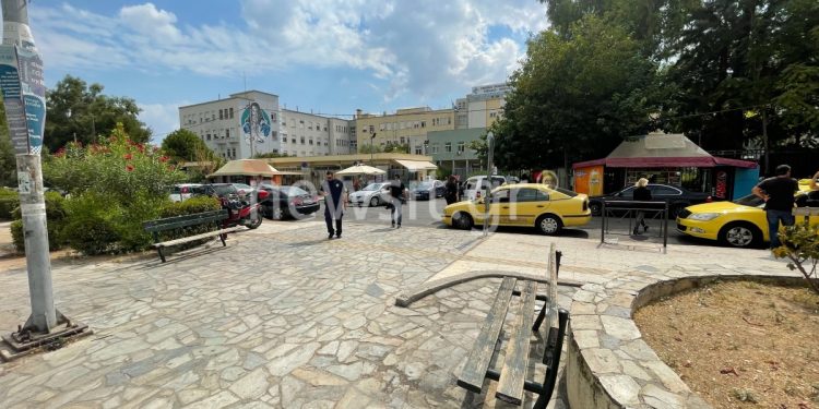 Alldaynews.gr Επίθεση με καυστικό υγρό στη Νίκαια – Καρέ – καρέ οι κινήσεις του 58χρονου: «Σ’ το είπα, θα στο κάνω!»