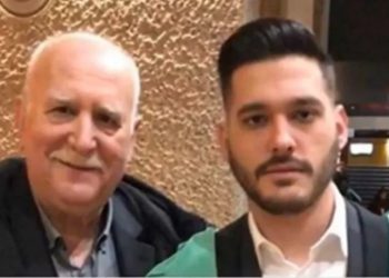 Φοίβος Παπαδάκης: Ο (επίσης δημοσιογράφος) κούκλος γιος του Γιώργου Παπαδάκη μιλά για τον πατέρα του