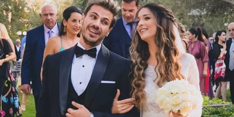 Alldaynews.gr Άκης Πετρετζίκης: Το φωτογραφικό άλμπουμ του γάμου και της βάφτισης του γιου του και τα τρυφερά λόγια