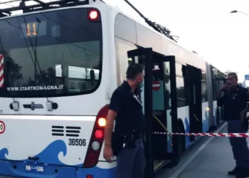 Ελεγκτής του ζήτησε το εισιτήριο και ο επιβάτης μαχαίρωσε παιδί στο λαιμό – 4 ακόμη τραυματίες (φωτο, video)