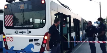 Alldaynews.gr Ελεγκτής του ζήτησε το εισιτήριο και ο επιβάτης μαχαίρωσε παιδί στο λαιμό – 4 ακόμη τραυματίες (φωτο, video)