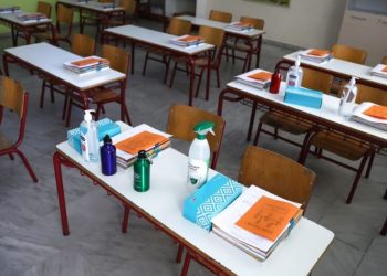 Καμίνια: Νεαρή λιμενικός και ο άντρας της, το ζευγάρι των αρνητών που «έσυρε» στο τμήμα τους τρεις εκπαιδευτικούς