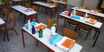 Alldaynews.gr Καμίνια: Νεαρή λιμενικός και ο άντρας της, το ζευγάρι των αρνητών που «έσυρε» στο τμήμα τους τρεις εκπαιδευτικούς